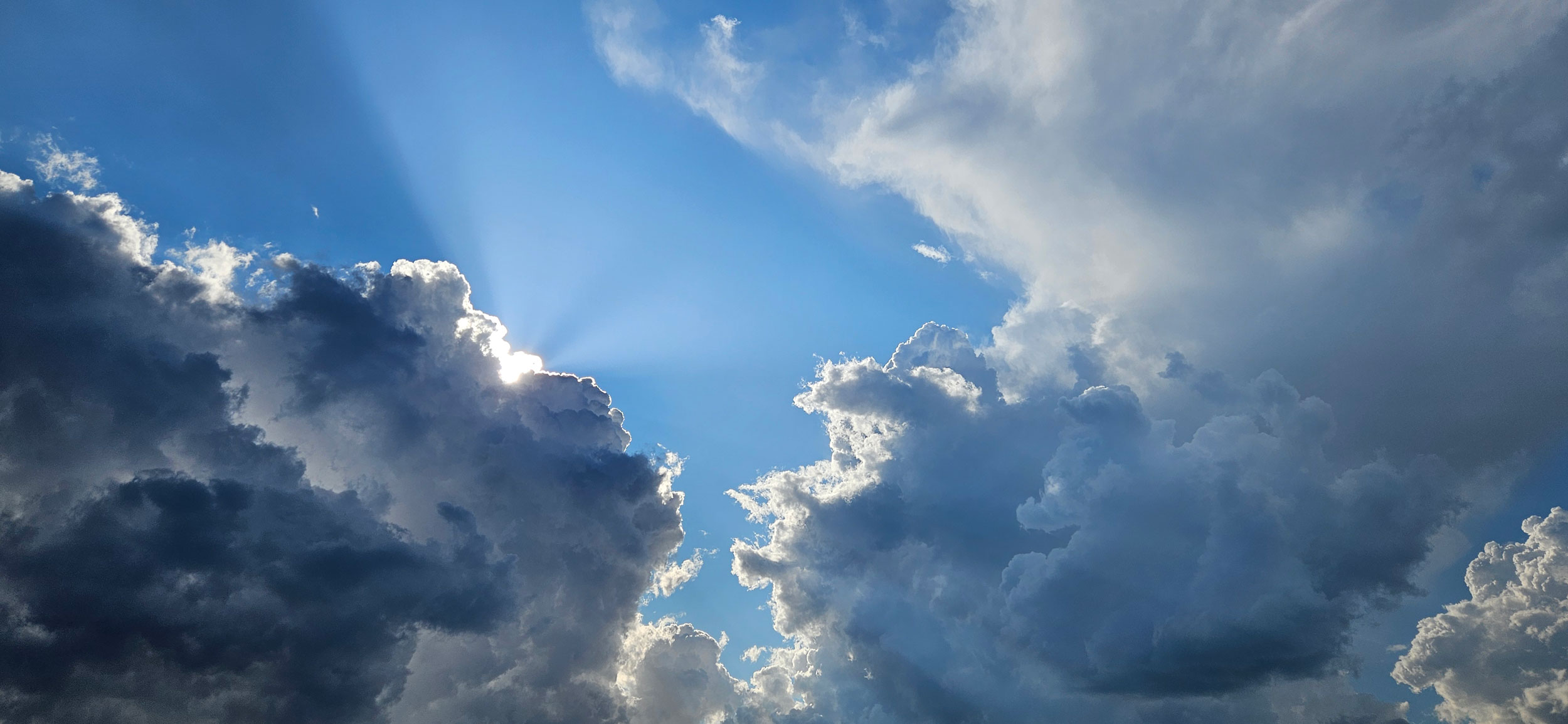 Durch Wolken kommen Sonnenstrahlen